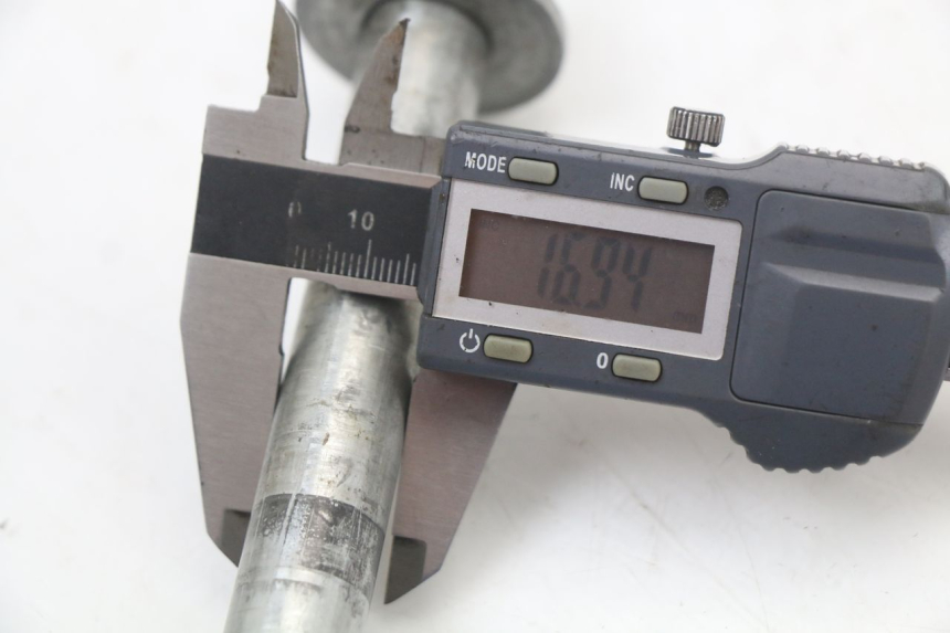 photo de EJE RUEDA TRASERO APRILIA CLASSIC 125 (1995 - 2001) - Primer plano técnico