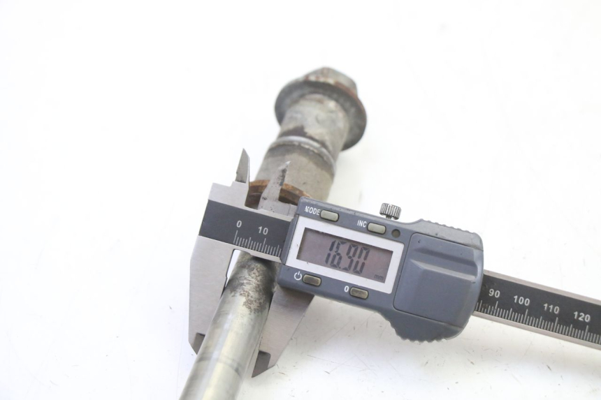 photo de EJE RUEDA TRASERO APRILIA CLASSIC 125 (1995 - 2001) - Primer plano técnico