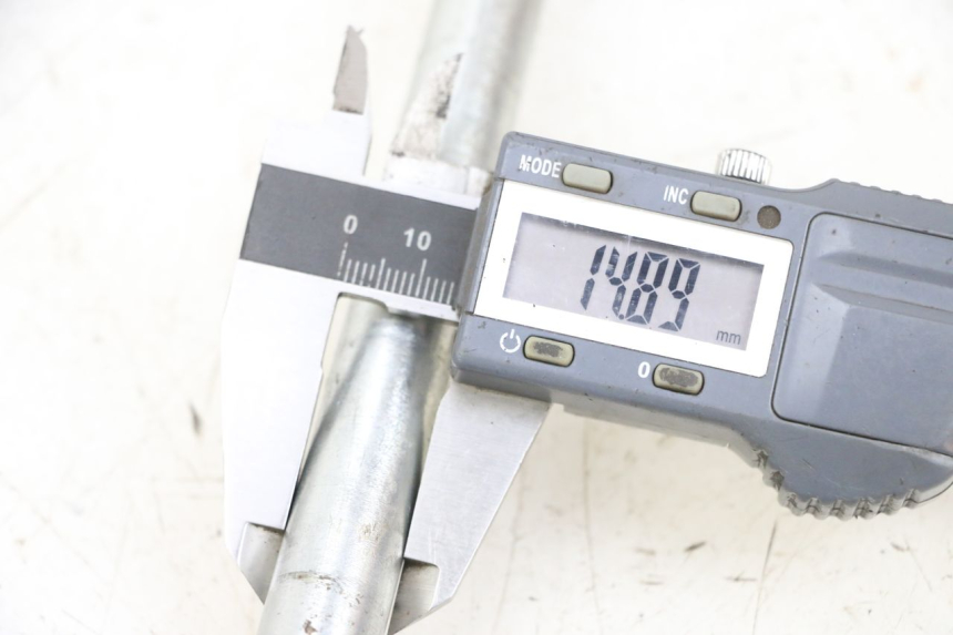 photo de EJE RUEDA TRASERO KSR CODE 125 (2018 - 2020) - Estado de la superficie y material