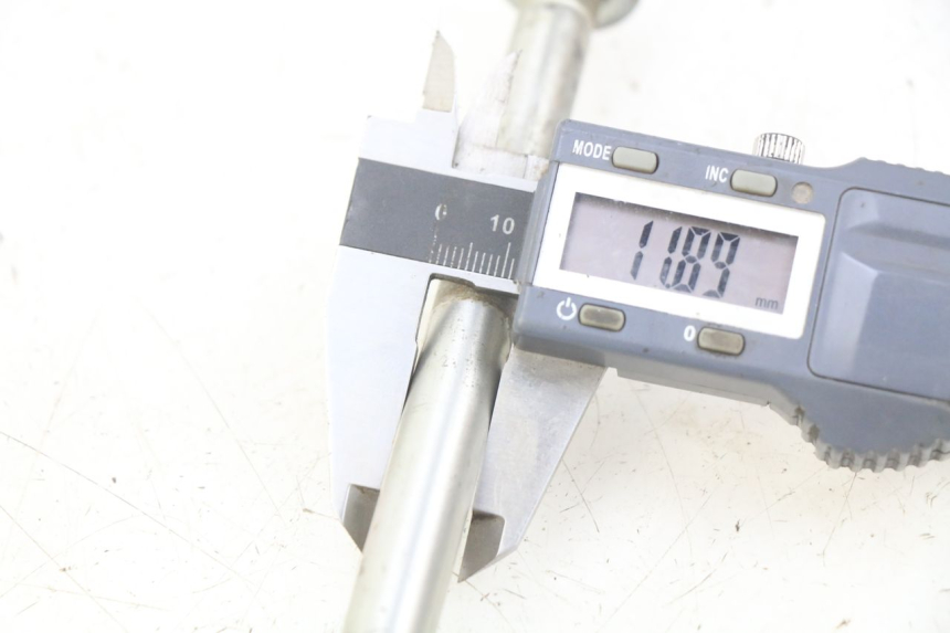 photo de EJE DE RUEDA TRASERA HONDA CRF CR-F 125 (2022 - 2023) - Detalle de la pieza