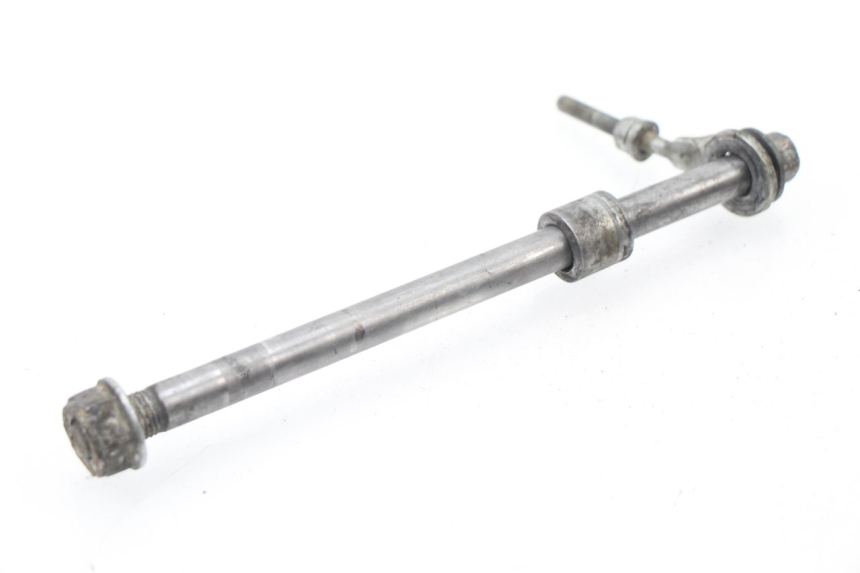 photo de EJE RUEDA TRASERO HONDA CRF CR-F 100 (2004 - 2013) - Primer plano técnico