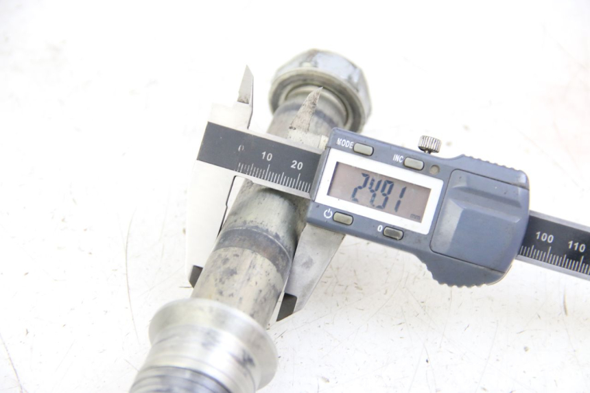 photo de EJE DE RUEDA TRASERA HONDA CRF 250 (2010 - 2013) - Zoom estado de uso