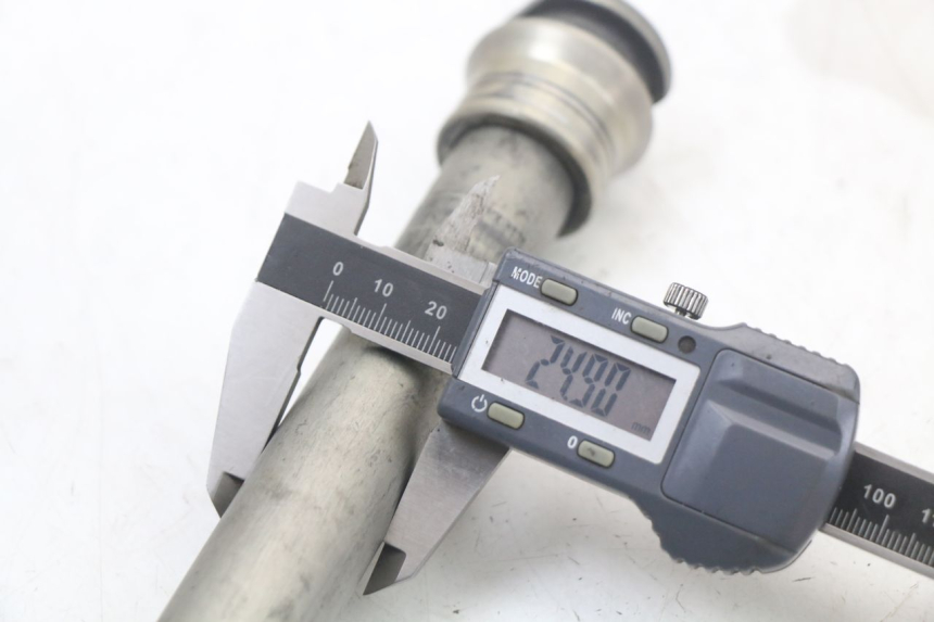 photo de EJE RUEDA TRASERO HONDA CRF R 250 (2020 - 2021) - Primer plano técnico