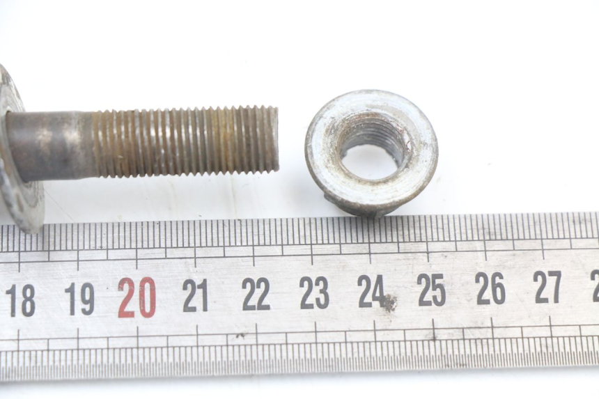 photo de EJE DE RUEDA TRASERA CCR DIRT BIKE 125 - Zoom estado de uso