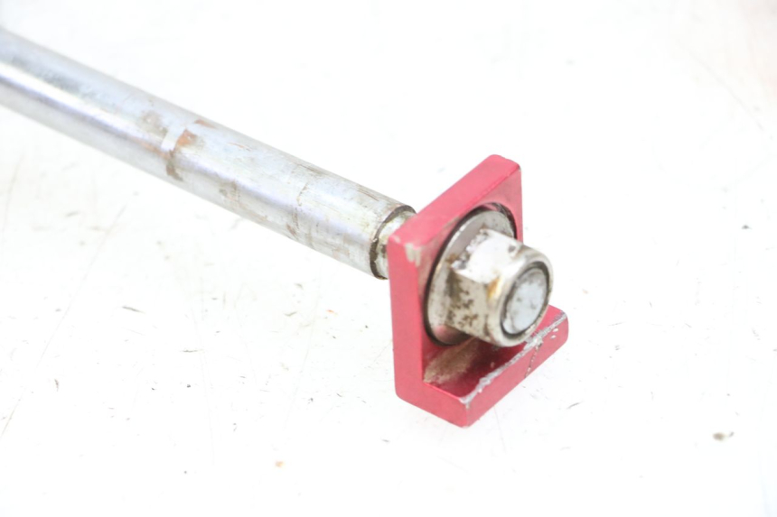 photo de EJE DE RUEDA TRASERA CCR DIRT BIKE 125 - Primer plano técnico