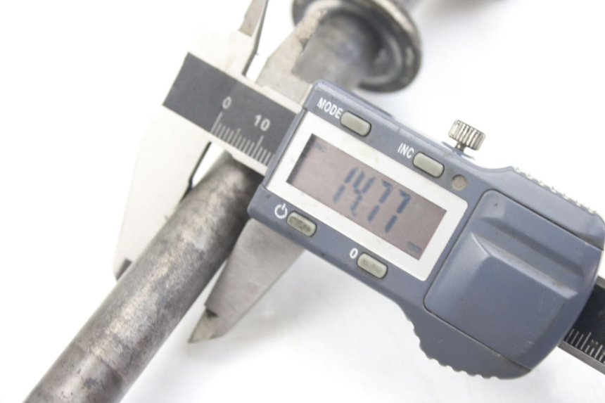 photo de EJE DE RUEDA TRASERA XTRM FACTORY DIRTBIKE BSE 150 - Zoom estado de uso