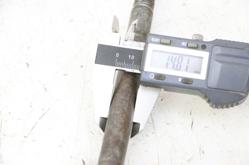 photo de EJE RUEDA TRASERA BSE DIRTBIKE PH10L 125 - Zoom estado de uso