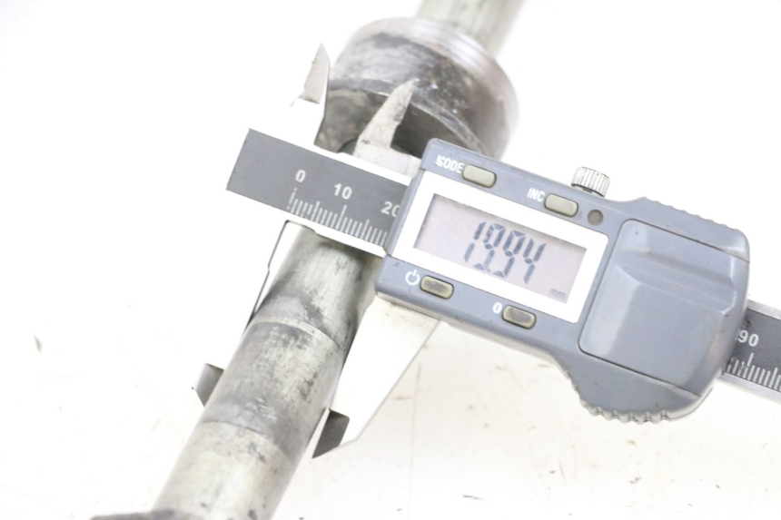 photo de EJE RUEDA TRASERO SUZUKI DL V STROM 1000 (2002 - 2007) - Otra perspectiva