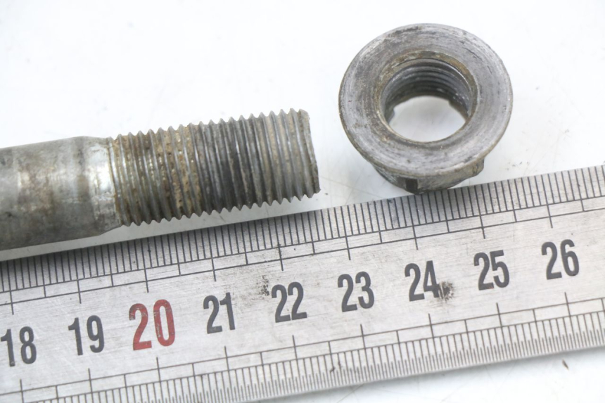 photo de EJE RUEDA TRASERO KSR RACING DRIFT 140 - Zoom estado de uso