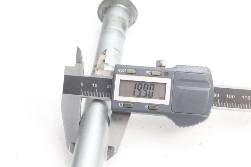 photo de EJE RUEDA TRASERA KAWASAKI ER-6 ER6 F ABS 650 (2012 - 2016) - Primer plano técnico