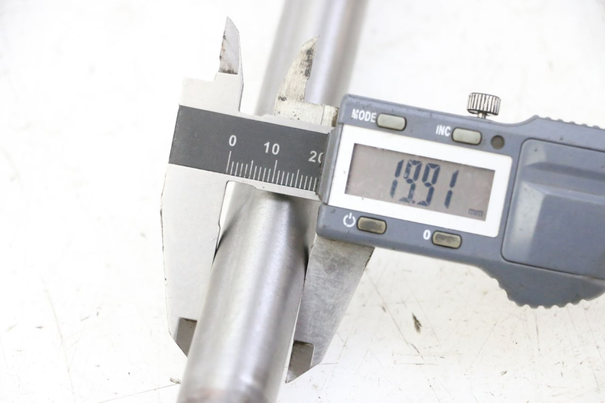 photo de EJE RUEDA TRASERO YAMAHA FJ 36Y 1100 (1984 - 1985) - Detalle de la pieza