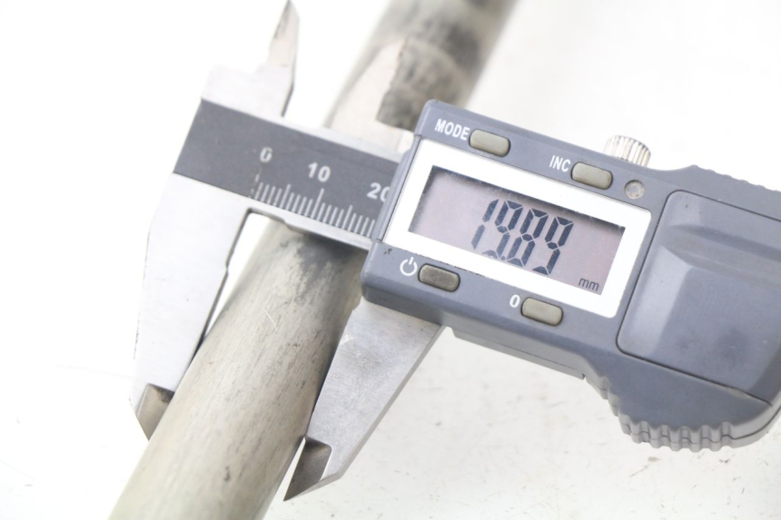 photo de EJE RUEDA TRASERO YAMAHA FJR ABS 1300 (2006 - 2012) - Otra perspectiva