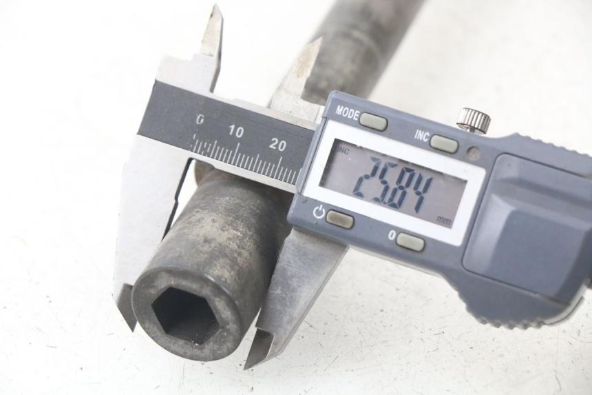 photo de EJE RUEDA TRASERO YAMAHA FJR ABS 1300 (2006 - 2012) - Otra perspectiva