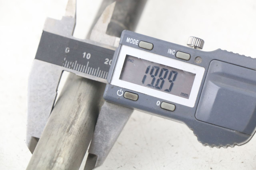 photo de EJE RUEDA TRASERO YAMAHA FJR ABS 1300 (2006 - 2012) - Primer plano técnico