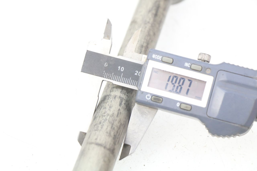 photo de EJE DE RUEDA TRASERA YAMAHA FJR ABS 1300 (2016 - 2020) - Primer plano técnico