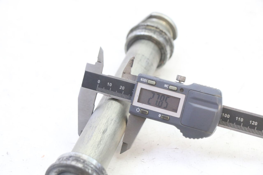 photo de EJE RUEDA TRASERO YAMAHA FZ6 FAZER S2 600 (2007 - 2011) - Primer plano técnico