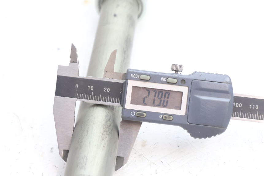 photo de EJE RUEDA TRASERO YAMAHA FZ8 800 (2010 - 2016) - Primer plano técnico