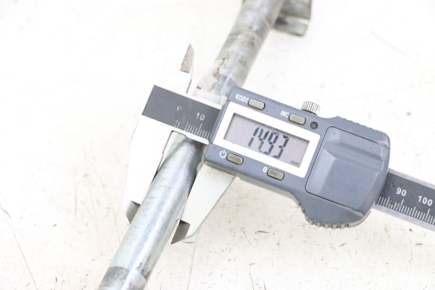 photo de EJE RUEDA TRASERO HYOSUNG GF 125 (2001 - 2005) - Otra perspectiva