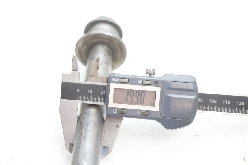 photo de EJE RUEDA TRASERO KAWASAKI GPX F ZX750F 750 (1986 - 1990) - Primer plano técnico