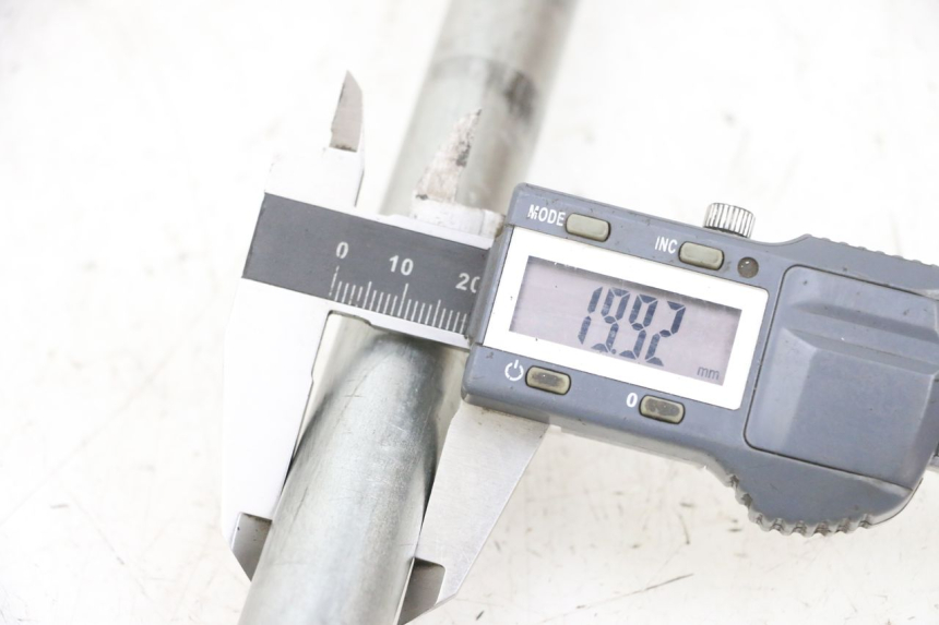 photo de EJE RUEDA TRASERO SUZUKI GSF N BANDIT 600 (1996 - 1999) - Detalle de la pieza