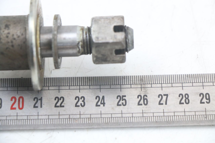 photo de EJE RUEDA TRASERO SUZUKI GSX E 250 (1982 - 1983) - Zoom estado de uso