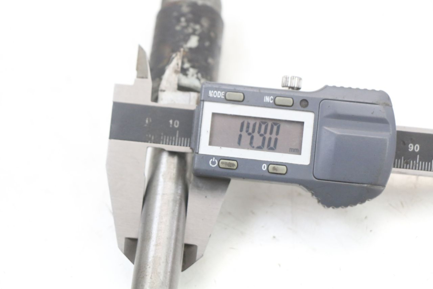 photo de EJE RUEDA TRASERO SUZUKI GSX E 250 (1982 - 1983) - Otra perspectiva