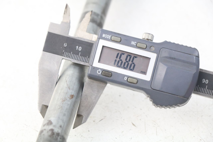 photo de EJE RUEDA TRASERO SUZUKI GSX-F GSXF 600 (1998 - 2004) - Otra perspectiva