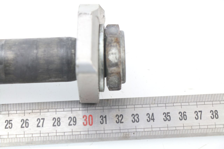 photo de EJE RUEDA TRASERO SUZUKI GSX-R GSXR 600 (2008 - 2010) - Zoom estado de uso