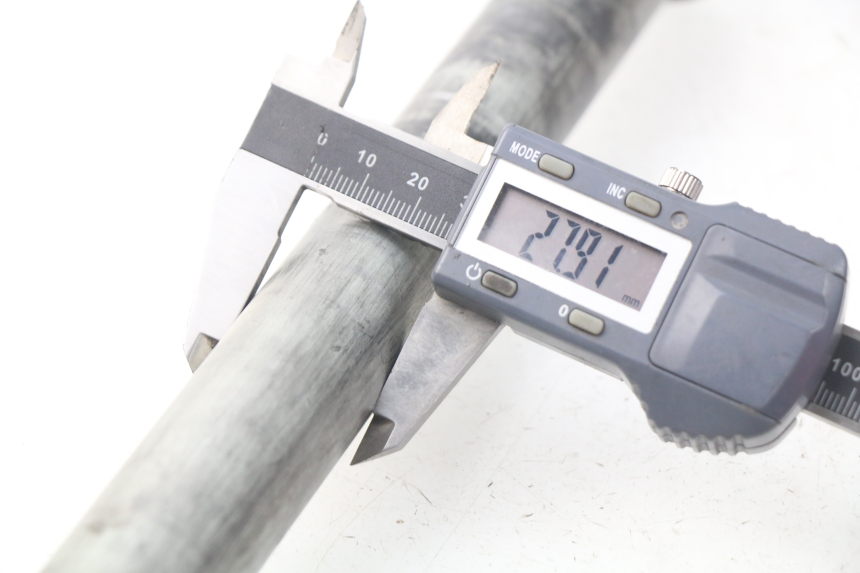 photo de EJE RUEDA TRASERO SUZUKI GSX-R GSXR 600 (2001 - 2003) - Otra perspectiva