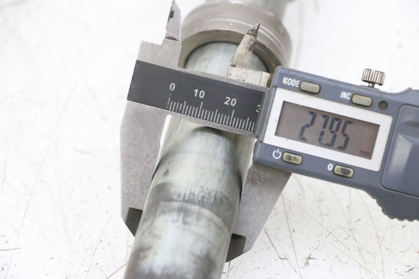 photo de EJE RUEDA TRASERO SUZUKI GSXR GSX-R 1000 (2003 - 2004) - Detalle de la pieza