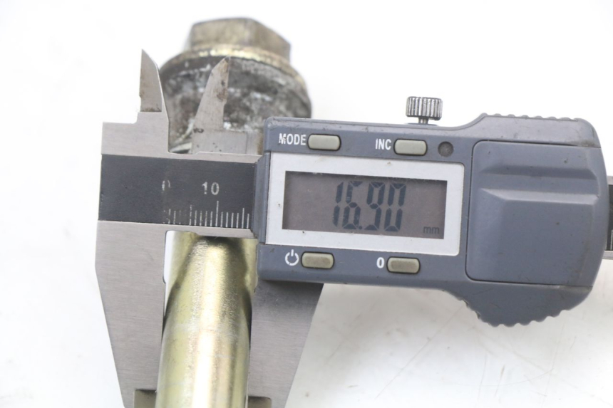 photo de EJE RUEDA TRASERO HYOSUNG GTR 125 (2006 - 2008) - Otra perspectiva