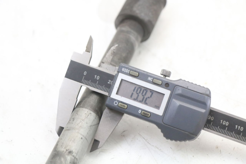 photo de EJE RUEDA TRASERO HONDA CBR F 1000 (1993 - 1996) - Primer plano técnico