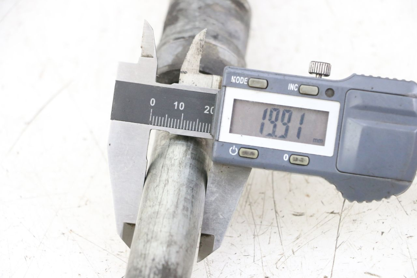 photo de EJE RUEDA TRASERO HONDA VT C2 SHADOW 750 (1997 - 2001) - Zoom estado de uso