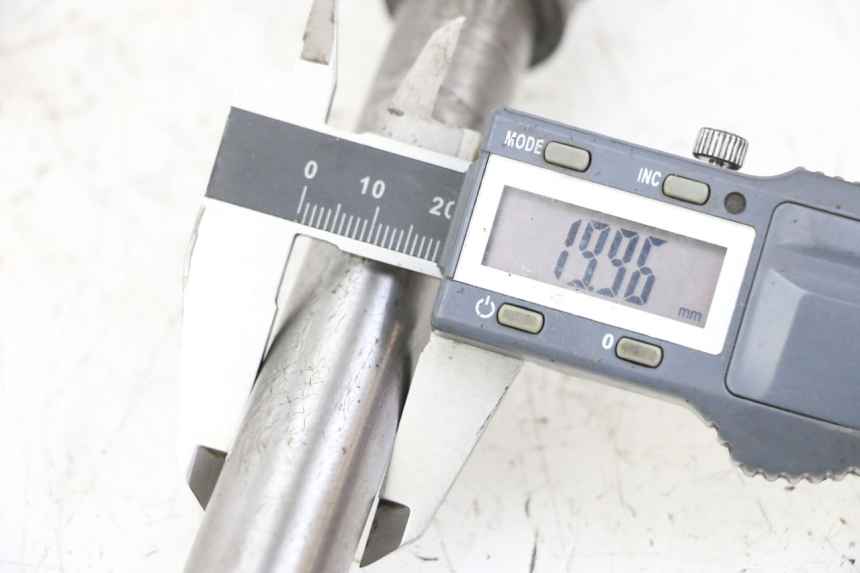 photo de EJE RUEDA TRASERO KAWASAKI GTR 1000 (1994 - 2004) - Zoom estado de uso