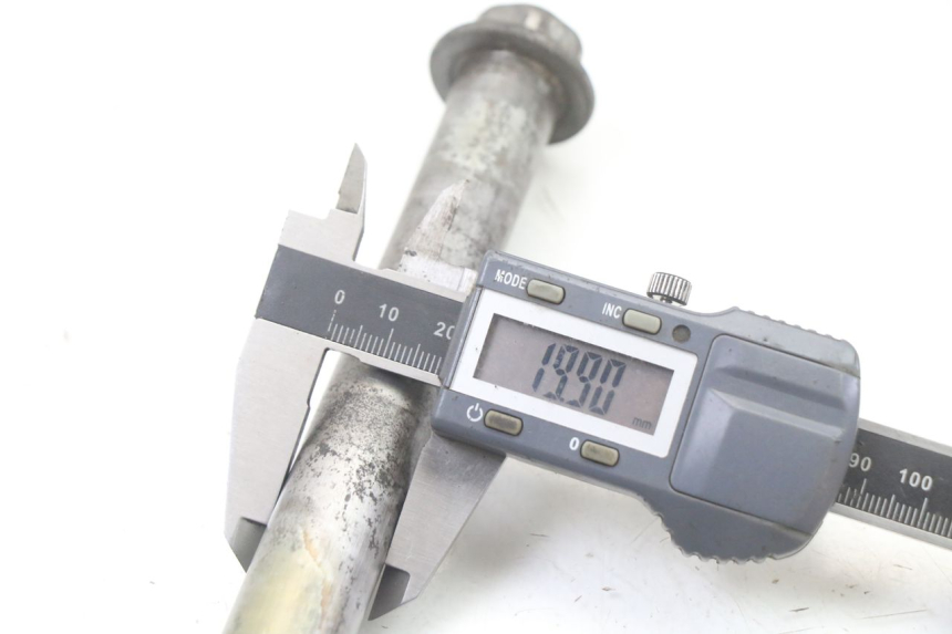 photo de EJE DE RUEDA TRASERA KAWASAKI ZR7 ZR-7 S 750 (1999 - 2004) - Zoom estado de uso