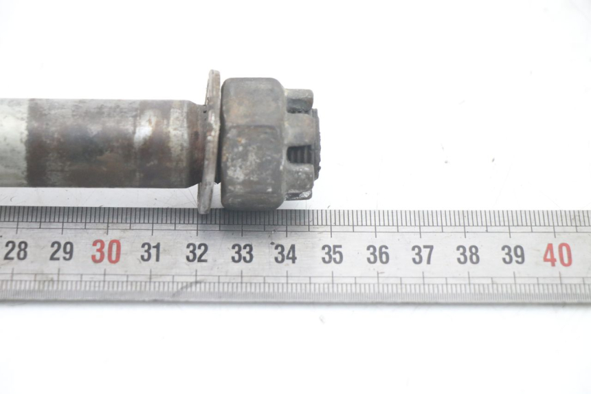 photo de EJE DE RUEDA TRASERA KAWASAKI ZR7 ZR-7 S 750 (1999 - 2004) - Primer plano técnico