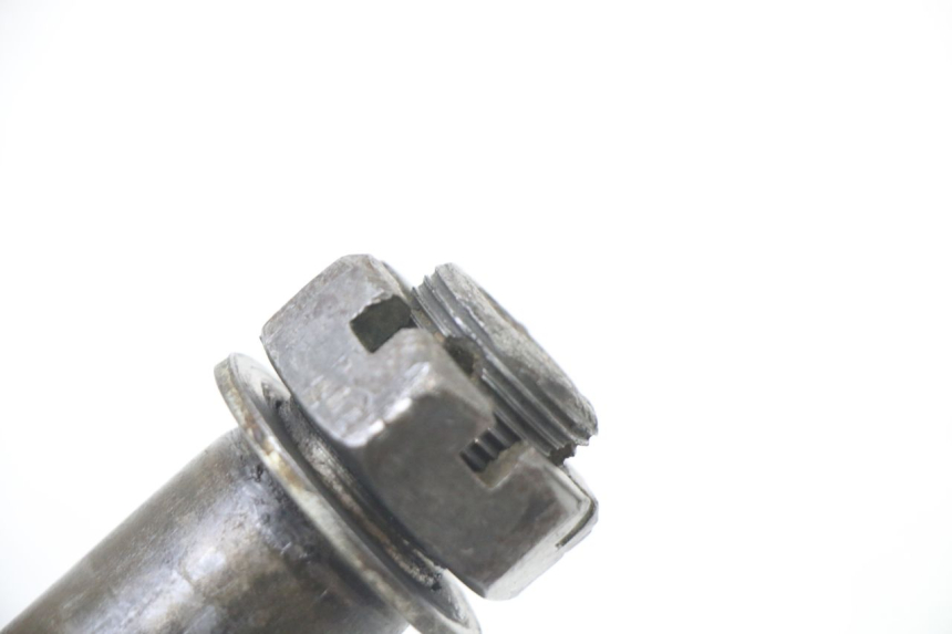 photo de EJE RUEDA TRASERO KAWASAKI KX F KXF 450 (2009 - 2011) - Primer plano técnico