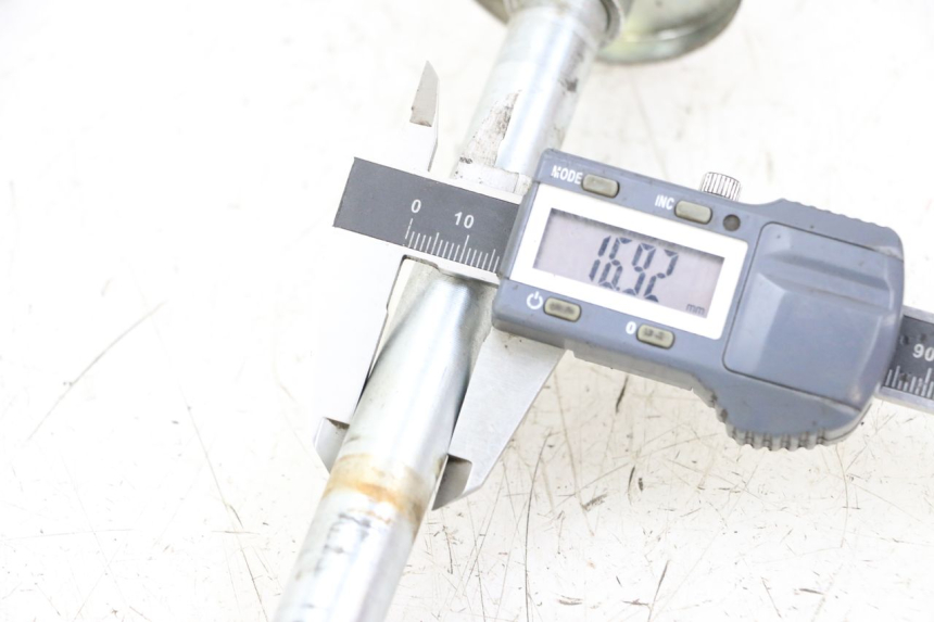 photo de EJE RUEDA TRASERO KYMCO STRYKER OFF ROAD 125 (1999 - 2005) - Detalle de la pieza