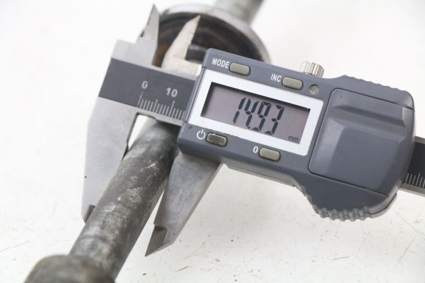 photo de EJE RUEDA TRASERO MOTOBECANE LT 125 (1970 - 1975) - Otra perspectiva