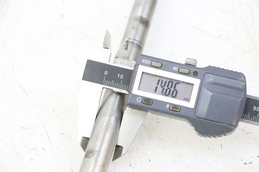 photo de EJE RUEDA TRASERO RIEJU MRT 50 (2018 - 2021) - Otra perspectiva