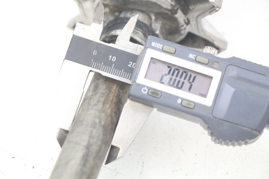 photo de EJE DE RUEDA TRASERA YAMAHA MT-07 MT07 ABS 700 (2014 - 2017) - Detalle de la pieza