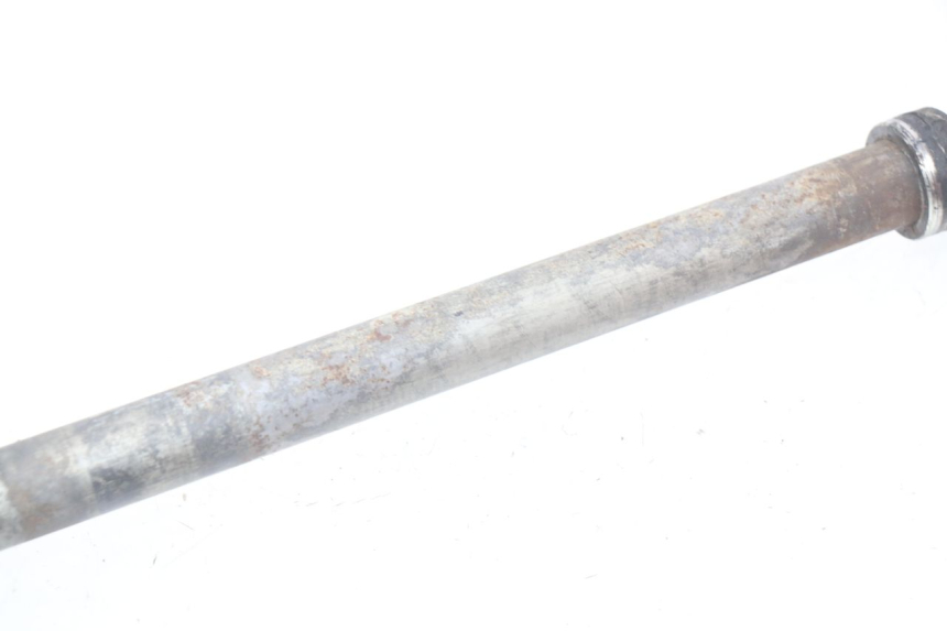 photo de EJE DE RUEDA TRASERA YAMAHA MT-07 MT07 ABS 700 (2014 - 2017) - Primer plano técnico