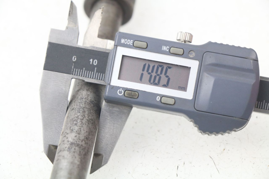 photo de EJE RUEDA TRASERO SMALL MX MX5 MX-5 140 - Primer plano técnico