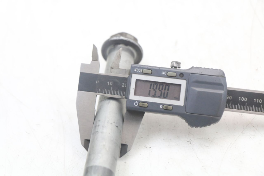 photo de EJE DE RUEDA TRASERA HONDA NTV DEAUVILLE 650 (1998 - 2001) - Otra perspectiva