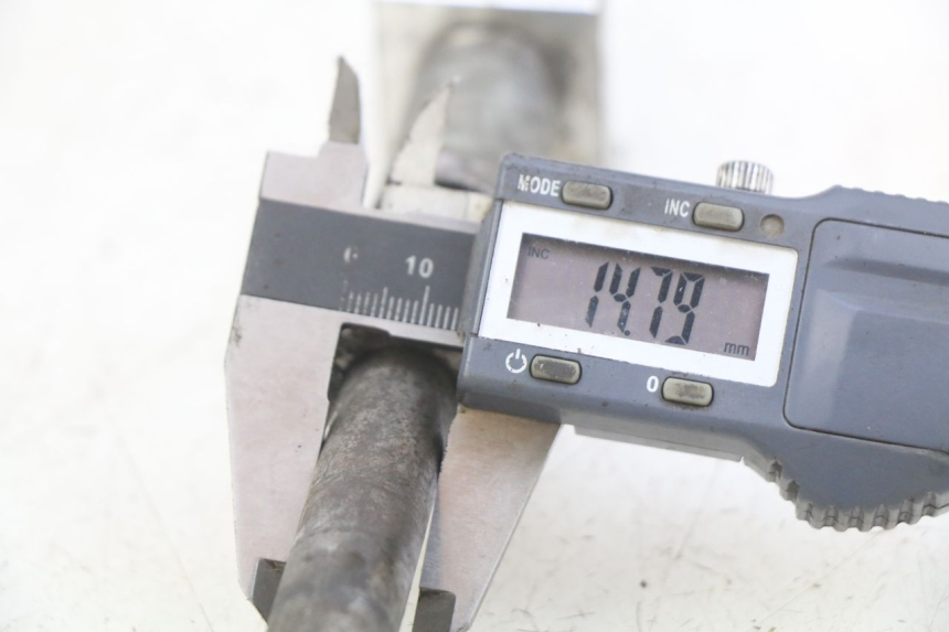 photo de EJE DE RUEDA TRASERA YCF PILOT 125 - Otra perspectiva