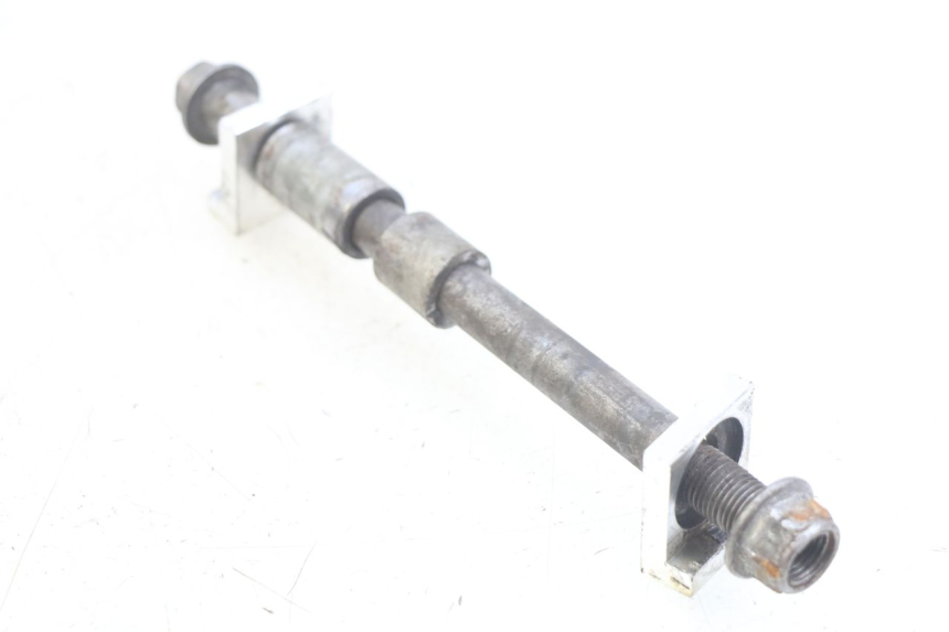 photo de EJE DE RUEDA TRASERA YCF PILOT 125 - Primer plano técnico