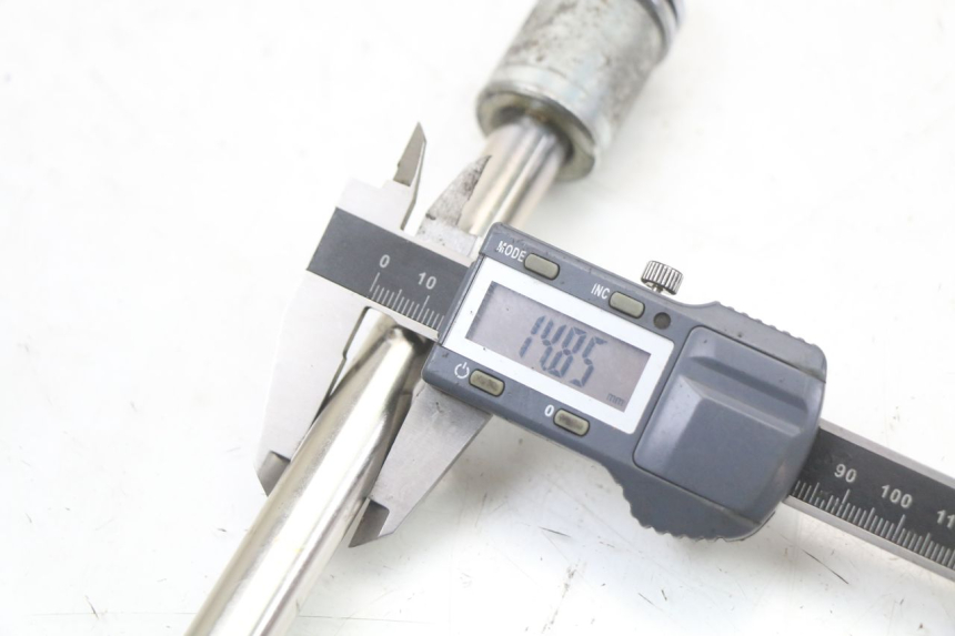 photo de EJE RUEDA TRASERO REGAL RAPTOR SPYDER 125 (2010 - 2018) - Primer plano técnico