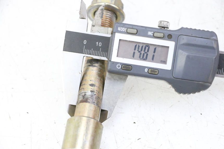 photo de EJE DE RUEDA TRASERA APOLLO RFZ 150 - Detalle de la pieza