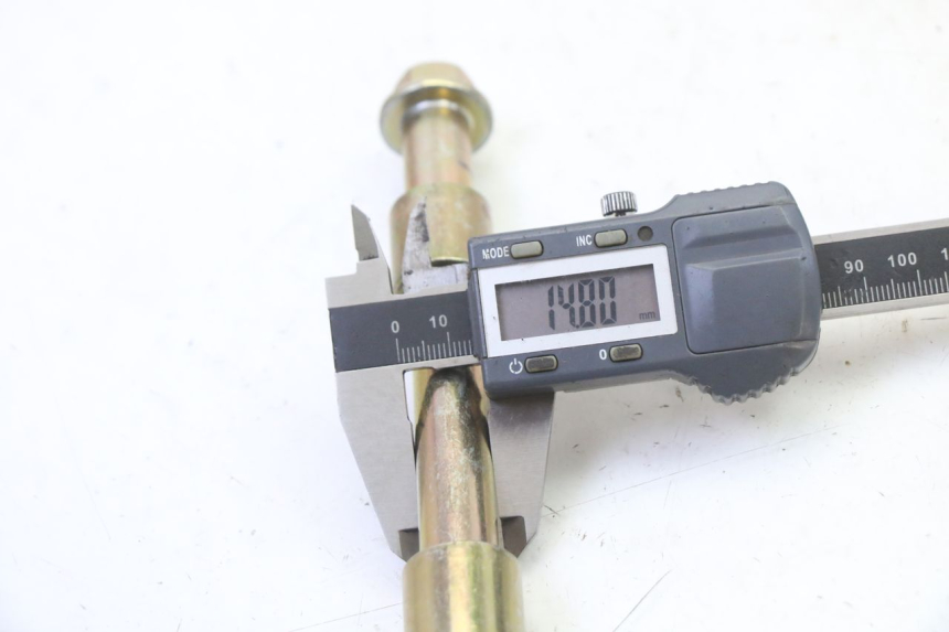 photo de EJE DE RUEDA TRASERA APOLLO RFZ 125 - Primer plano técnico