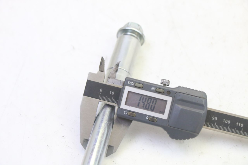 photo de EJE DE RUEDA TRASERA APOLLO RFZ 125 - Primer plano técnico